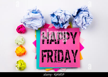 Ich schreibe einen Text mit Happy Friday, der auf Haftnotiz im Büro mit Schraubenpapierkugeln geschrieben ist. Geschäftskonzept für Begrüßungsankündigung auf dem weißen iso Stockfoto