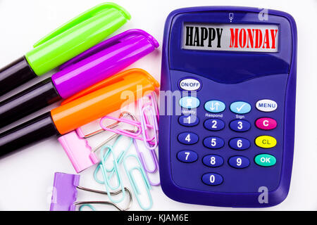 Schreiben von Wort Happy Monday-Text im Büro mit Umgebungen wie Markierungen, Stiftbeschriftungen auf dem Taschenrechner. Geschäftskonzept für Begrüßungsankündigung mit Stockfoto