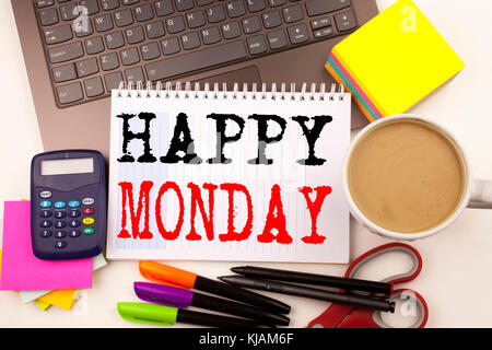 Wortschreiben Happy Monday im Büro mit Umgebungen wie Laptop, Marker, Stift, Schreibwaren, Kaffee. Geschäftskonzept für Begrüßungsankündigung Stockfoto