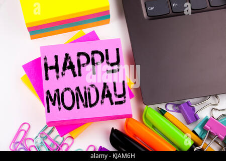 Schreiben von Text mit Happy Monday im Büro mit Umgebungen wie Laptop, Marker, Stift. Geschäftskonzept für Begrüßungsankündigung Worksho Stockfoto