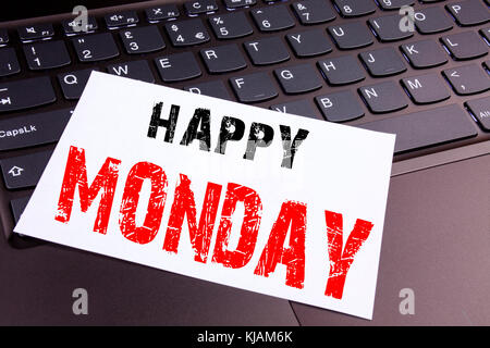 Schreiben von Happy Monday Text aus der Nähe des Büros auf der Tastatur des Laptops. Geschäftskonzept für den Grußankündigungs-Workshop auf dem schwarzen Ba Stockfoto