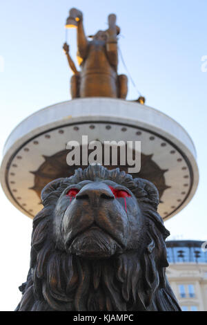 Abbildung eines Löwen an der Basis der Krieger auf einem Pferd Monument, das mit den Augen in Rot in Skopje, Mazedonien lackiert Stockfoto