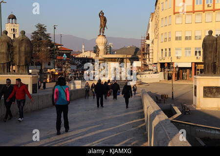 Blick in Richtung Mazedonien Quadrat von der Brücke aus Stein mit Krieger Denkmal von Philipp II. von Makedonien bei Karpos Rebellion Square in Skopje, Mazedonien Stockfoto