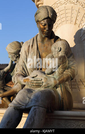 Abbildung der Frau mit Kind an der Basis des Brunnens der Mütter von Mazedonien bei Karpos Rebellion Square in Skopje, Mazedonien Stockfoto