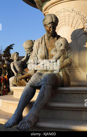 Abbildung der Frau mit Kind an der Basis des Brunnens der Mütter von Mazedonien bei Karpos Rebellion Square in Skopje, Mazedonien Stockfoto