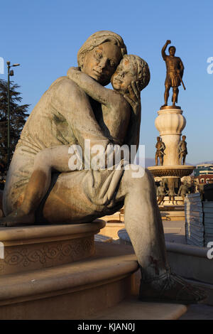 Abbildung der Frau mit Kind an der Basis des Brunnens der Mütter von Mazedonien bei Karpos Rebellion Square in Skopje, Mazedonien Stockfoto