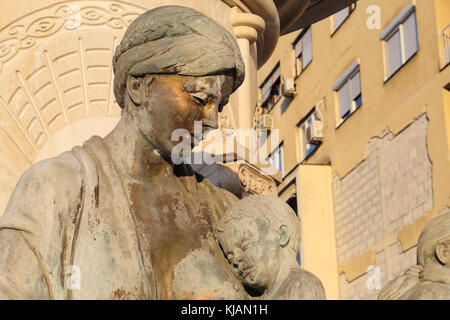 Abbildung der Frau mit Kind an der Basis des Brunnens der Mütter von Mazedonien bei Karpos Rebellion Square in Skopje, Mazedonien Stockfoto