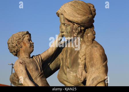 Abbildung der Frau mit Kind an der Basis des Brunnens der Mütter von Mazedonien bei Karpos Rebellion Square in Skopje, Mazedonien Stockfoto