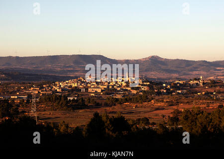 Das Dorf Barberà de la Conca in der Region Conca de Barberà, Tarragona, Katalonien, Spanien. Der Boden dieses Dorfes ist durch einen Riss gebrochen. Stockfoto