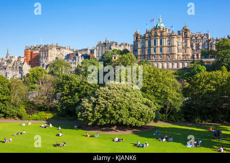 Edinburgh Schottland Edinburgh east Princes Street Gardens mit Bank Gebäude Lloyds Banking Group hinter dem Damm Altstadt edinburgh Schottland Großbritannien gb Stockfoto