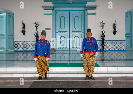 Royal guards am Haupttor des Kraton von surakarta/keraton Surakarta, Palast der susuhunan pakubuwono in der Stadt Solo, Java, Indonesien Stockfoto