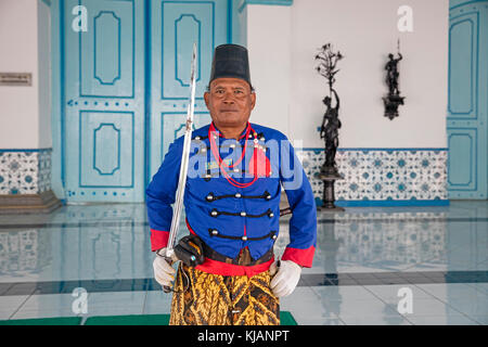 Royal Guard am Haupttor des Kraton von surakarta/keraton Surakarta, Palast der susuhunan pakubuwono in der Stadt Solo, Java, Indonesien Stockfoto