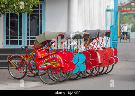 Zyklus Rikschas/becaks für die öffentlichen Verkehrsmittel in der Stadt Solo/Surakarta, Central Java, Indonesien