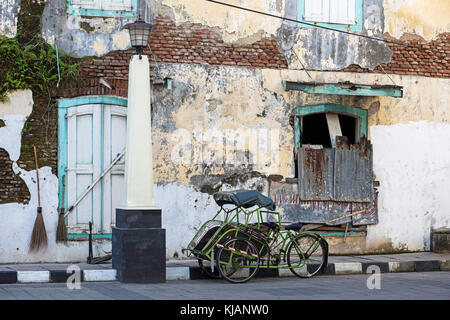 Cycle rickshaw/becak in der Altstadt oudstad von Semarang, Central Java, Indonesien