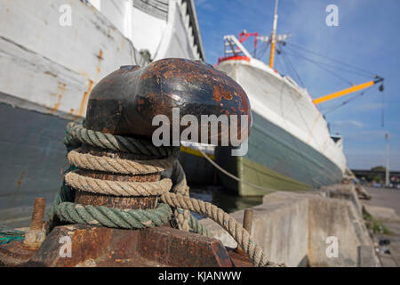 Festmacher Seil der hölzernen pinisi/Custom, traditionelle indonesische Frachter, um Shoreside bitt im Hafen von Semarang, Java, Indonesien Stockfoto