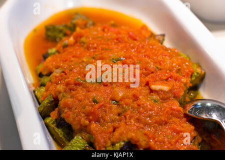 Türkische salat Shakshuka von der gekochten Aubergine und Zucchini mit Tomatensauce. Stockfoto