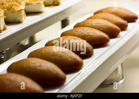 Traditionelles türkisches Dessert sekerpare in einem süßen Soße Stockfoto