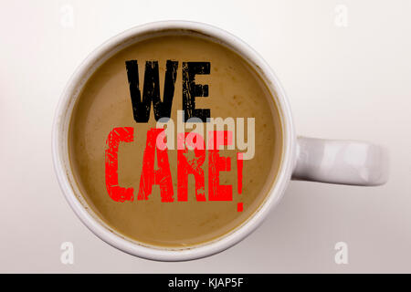 Wort, wir schreiben Text in Kaffee in der Tasse. Geschäftskonzept für Career Assistance Helpline auf weißem Hintergrund mit Raum. Schwarzer Text mit rotem Wort. Stockfoto