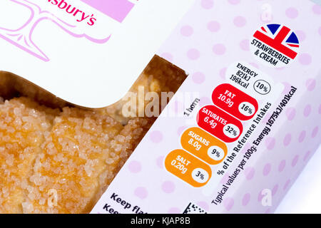 Nährwerte Nährwerte Label auf einem Kasten Sainsbury's Erdbeeren und Sahne Hörner, Vereinigtes Königreich Stockfoto