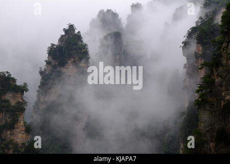 Wirbelnde Wolken über dem Gipfel des Zhangjiajie National Forest Park am Landschaftspark Wulingyuan gelegen malerischen Ort in der Provinz Hunan in China Stockfoto