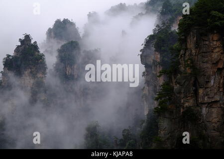 Wirbelnde Wolken über dem Gipfel des Zhangjiajie National Forest Park am Landschaftspark Wulingyuan gelegen malerischen Ort in der Provinz Hunan in China Stockfoto