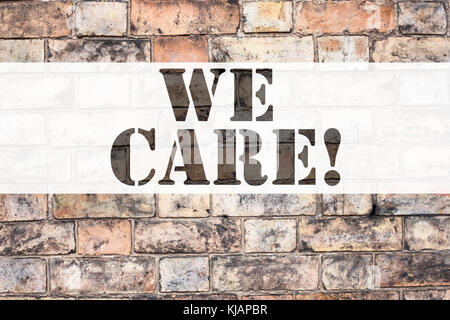 Inspiration für die konzeptionelle Ankündigung, die We Care zeigt. Geschäftskonzept für Career Assistance Helpline geschrieben auf altem Background mit Stockfoto
