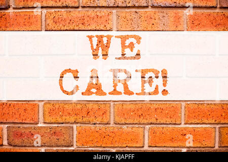 Inspiration für die konzeptionelle Ankündigung, die We Care zeigt. Geschäftskonzept für Career Assistance Helpline geschrieben auf altem Background mit Stockfoto