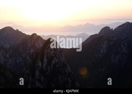 Sonnenaufgang über der zerklüfteten Bergrücken von huangshan Berg aus der Lion Peak. China, Provinz Anhui. Stockfoto