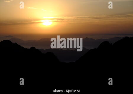 Sonnenaufgang über der zerklüfteten Bergrücken von huangshan Berg aus der Lion Peak. China, Provinz Anhui. Stockfoto