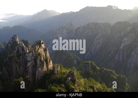 Sonnenaufgang über der zerklüfteten Bergrücken von huangshan Berg aus der Lion Peak. China, Provinz Anhui. Stockfoto