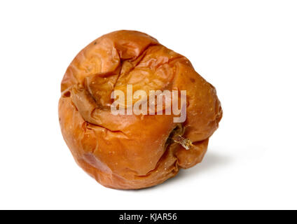 Alten faulen Apfel auf weißem Hintergrund isoliert, ungesund zu essen Stockfoto