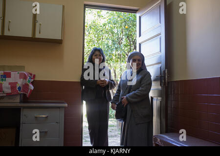 Manager und Nonne verantwortlich für Latein Kinder internationale Adoptionen. Oblaten Nonnen um Mission. In Cochabamba, Bolivien. Stockfoto