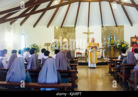 Nonnen beten zu einem Gottesdienst am Morgen. Oblaten Nonnen um Mission verantwortlich für internationale latin Adoptionen. In Cochabamba, Bolivien. Stockfoto