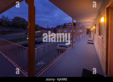 Altes Motel in der Nähe der Autobahn bei Nacht Stockfoto