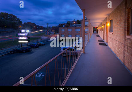 Altes Motel in der Nähe der Autobahn bei Nacht Stockfoto