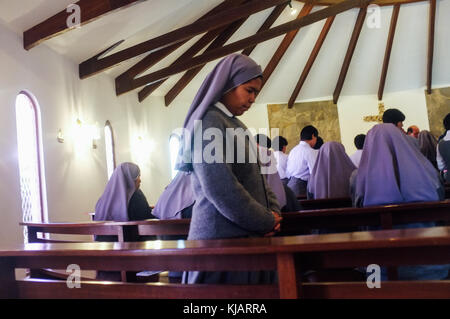 Nonnen beten zu einem Gottesdienst am Morgen. Oblaten Nonnen um Mission verantwortlich für internationale latin Adoptionen. In Cochabamba, Bolivien. Stockfoto