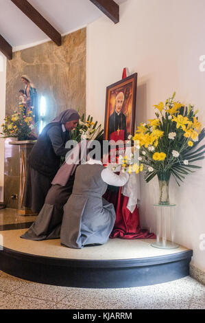 Nonnen beten zu einem Gottesdienst am Morgen. Oblaten Nonnen um Mission verantwortlich für internationale latin Adoptionen. In Cochabamba, Bolivien. Stockfoto