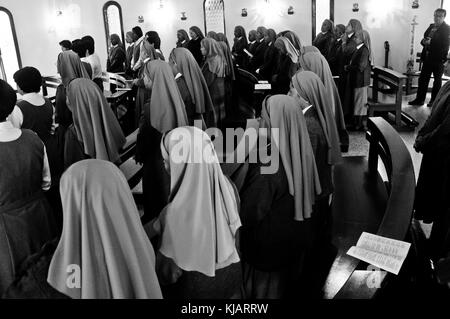 Nonnen beten zu einem Gottesdienst am Morgen. Oblaten Nonnen um Mission verantwortlich für internationale latin Adoptionen. In Cochabamba, Bolivien. Stockfoto