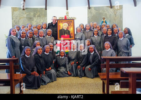 Nonnen beten zu einem Gottesdienst am Morgen. Oblaten Nonnen um Mission verantwortlich für internationale latin Adoptionen. In Cochabamba, Bolivien. Stockfoto