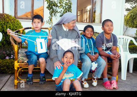 Mutter Nonne verantwortlich für internationale Adoptionen mit einigen lateinischen Kinder. Oblaten Nonnen um Mission. In Cochabamba, Bolivien. Stockfoto