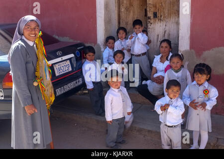 Nonne verantwortlich für internationale Adoptionen Spaß im Freien mit einigen Kindern. Oblaten Nonnen um Mission. In Cochabamba, Bolivien. Stockfoto