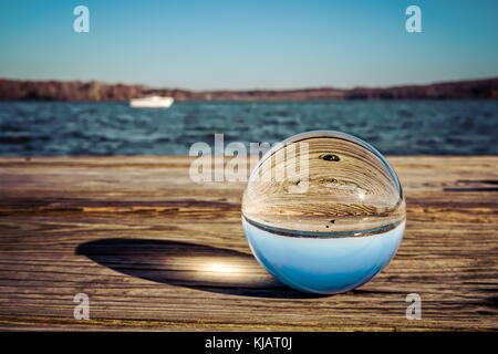 Ein klares Glas Kugel auf einem Pier in Northern Virginia sitzen. Stockfoto