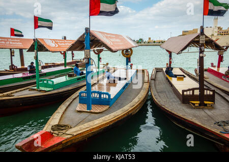 Dubai, VAE, 29. Januar 2016: traditionellen Abras erwarten die Passagiere auf dem Dubai Creek, Bur Dubai. Stockfoto