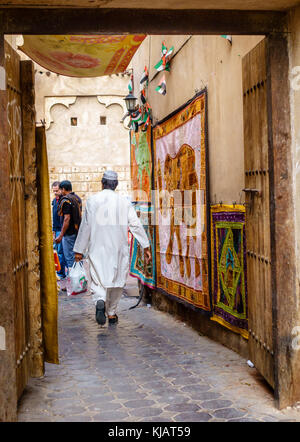 Dubai, VAE, 29. Januar 2016: kleine Gasse an der Dubai textile Souk in Bur Dubai Stockfoto