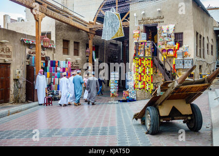 Dubai, VAE, 29. Januar 2016: Einkaufsstraße in Dubai textile Souk in Bur Dubai Stockfoto