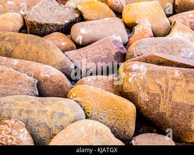 Om Mani Padme Hum auf Steinen - Ladakh, Indien Stockfoto