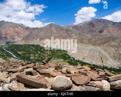 Om Mani Padme Hum auf Steinen - Sham Valley Trek - Ladakh, Indien Stockfoto