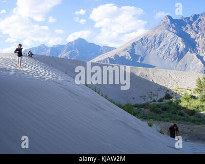 Kinder Spaß an den Sanddünen - Nubra Tal Ladakh, Indien Stockfoto