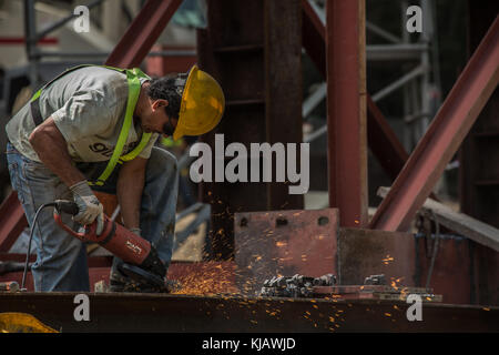 Arbeiter Mann Schleifen Metalleisen bei der Konstruktion. Hombre cortardo Metal hierro en construcción. Foto: Roberto Carlos Sánchez @rosanchezphoto Stockfoto