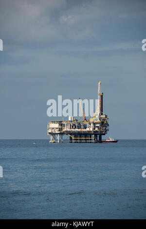 Huntington Beach, Kalifornien. Die Plattform Emmy Oil Rig ist Teil des Huntington Beach Oil Field und gehört zu den reichen Ölpools entlang t Stockfoto